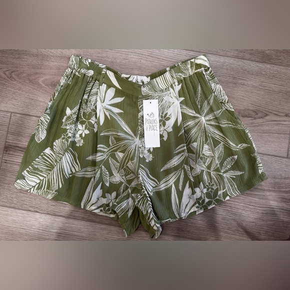 Patrons of Peace Pants - Patrons of Peace Green Floral Women's Shorts 💚
*NEW WITH TAGS 🏷️